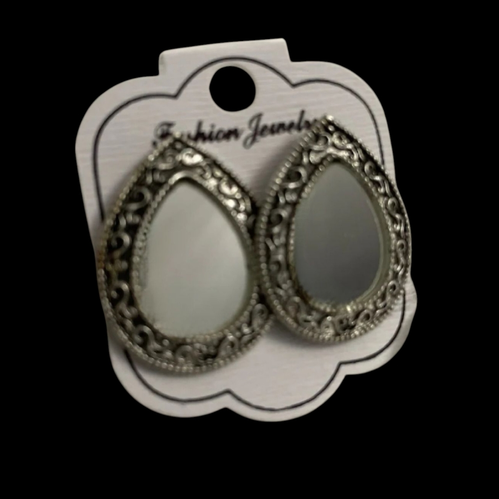 Elegant Silver Teardrop Earrings. Vintage Look